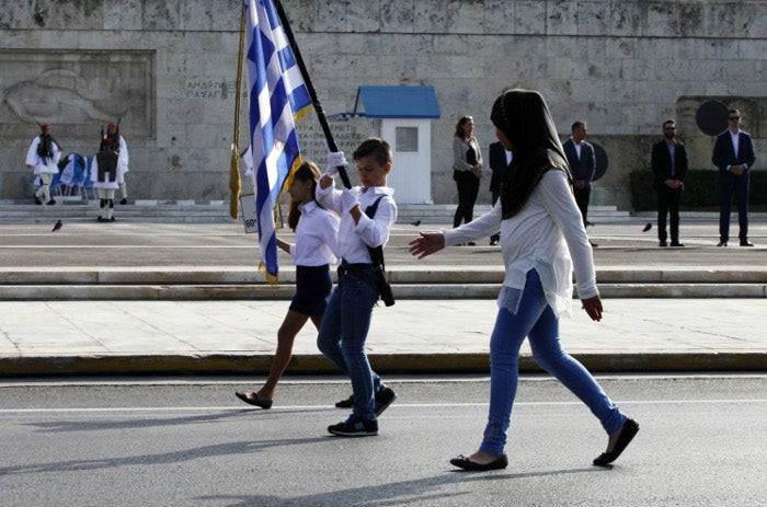 Θα κλαίνε οι πρόγονοι μας: Οι Aφγανοί, Πακιστανοί, Αλβανοί Σημαιοφόροι, οι μαντίλες και οι αθλιότητες του Μπουτάρη